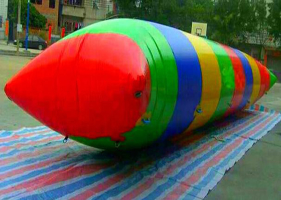 China El agua inflable gigante loca juega/el trampolín de la gota del agua del lago para los adultos proveedor